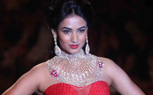 Sonal sizzles on ramp at IIJW 2013