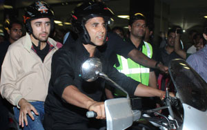 Akshay Kumar and Imran Khan took to Mumbai roads on bike to promote their film Once Upon A Time In Mumbai Dobaara!. Watch Akshay and Imran having fun while bike ride. 