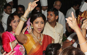 Shilpa dances at Ganpati Visarjan