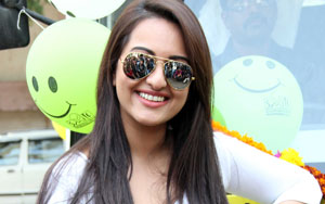 Sonakshi flags off an NGO van 