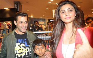 Salman Watches 'Sholay'