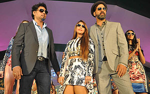 Akshay Kumar and Raveena Tandon were present at the McDowell Signature Indian Derby. While Raveena spoke about her association with the derby, her experience over there, as well as her passion with horses, Akshay seemed happy to be in the company of beautiful women who were walking the ramp for designers Falguni and Shane Peacock. Watch the video to know more! 