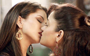 Sunny Leone-Sandhya LIP-LOCK in Ragini MMS 2 