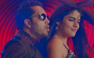 Catch all the fun & masti behind the scenes of `Purani Jeans` while the cast & crew shoot for the song Out of Control Munde. Mika Singh performs on the song & there is much more fun on the sets. Check out the video to know more.