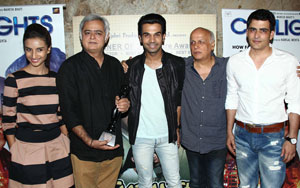 Mahesh Bhatt Hands Over His Filmfare Award to Hansal Mehta 