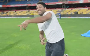 Yuvi imitates Murali!