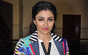 Soha Ali Khan attended the promo launch of her upcoming movie Charfutiya Chokare, which is being directed by Manish Harishankar.