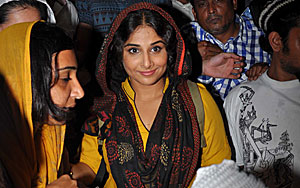 Vidya Balan Visits Mahim Dargah For Bobby Jasoos 