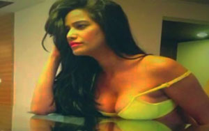 OMG! Poonam Pandey Gives Away Her BRA 