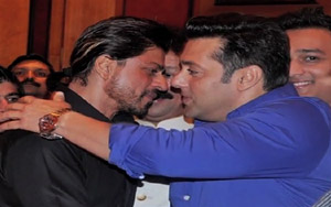 Salman and Shahrukh HUGGED