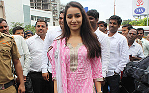 Shraddha Kapoor Visits Siddhivinayak Temple 