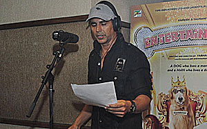 Akshay Kumar SINGING LIVE for 'Entertainment'