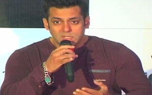 Salman Khan IGNORED By Paparazzi During KICK Screening