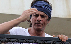 Shahrukh Khan Waving to Fans On Eid 