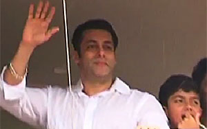 Salman Khan Wishes Eid to Fans