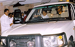 Amitabh Bachchan Gifts His Car To His Makeup Man 