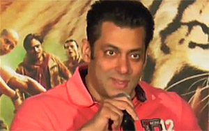 Salman Khan INSULTED by Photographers