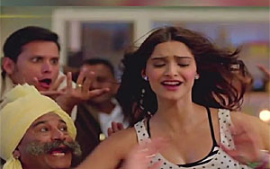 Engine Ki Seeti Song Review - 'Khoobsurat'