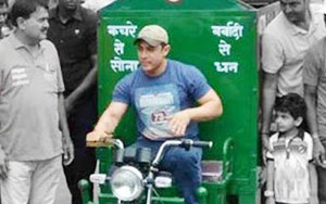 Aamir Khan Rides A RICKSHAW