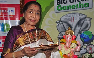 Asha Bhosle Peforms Ganesh Aarti At BIG FM