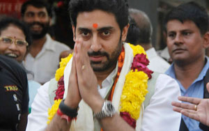 Abhishek Bachchan Visits 'Siddhivinayak Temple' 