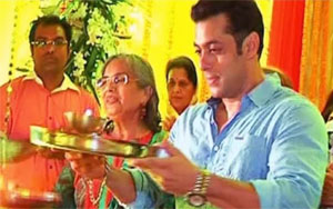  Salman Attends Ganapati Celebration Despite Not Being in Mumbai