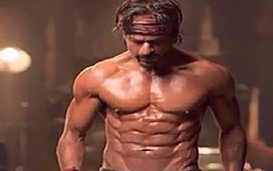 Shahrukh Khan PROVES His 8 Pack Abs Are REAL