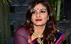 Mast mast girl Raveena Tandon celebrates Diwali with media. The former actress looked stunning in a traditional saree as she made Rangoli and lit Dias.
