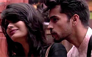 When Gautam Gulati shares his feelings with Puneet Issar about Sonali Raut. Puneet Suggested him to take Sonali Raut on a date and have sex on beach. Well, it`s not what you are thinking. Watch this video to know what we mean!
