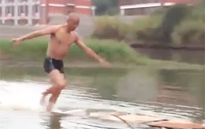 Shaolin Monk Walking 118 Meters on The Water