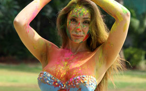 Sofia Gets SLEAZY On Holi 