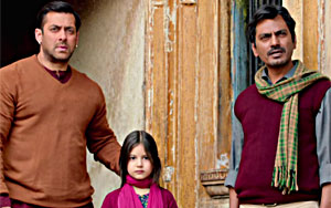 Pavan is protective about Munni! Promo - 'Bajrangi Bhaijaan'