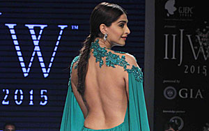 Sonam Kapoor Goes BACKLESS @ IIJW 2015