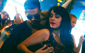 Aankhon Aankhon Song ft. Yo Yo Honey Singh - 'Bhaag Johnny'