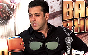 Salman Khan ROBBED By Four Girls 