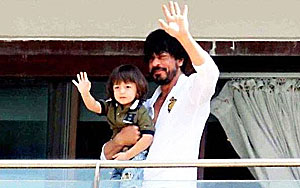 Shahrukh-AbRam on 50th Birthday At Mannat