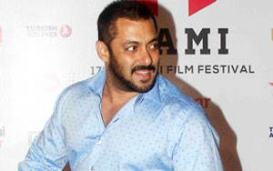 Salman Khan INSULTS Reporter On Shahrukh's Question