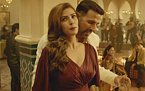 Dil Cheez Tujhe Dedi Song - 'Airlift'