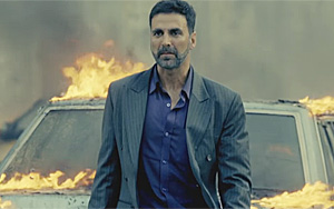 'Airlift' Promo - Mauke Hai, Family Lekar Nikal Jaao