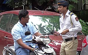 Traffic Police Teaches a Lesson to Bikers in Mumbai