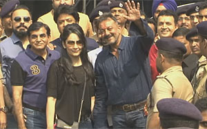 Bollywood Celebs REACT On Sanjay Dutt Release