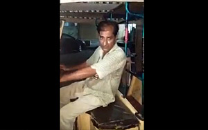 Auto Driver's Amazing Cover of 'Yaad Piya Ki Aaye'