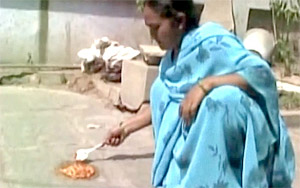 Woman makes Omlette on Ground as Heat wave Intensifies in Telangana