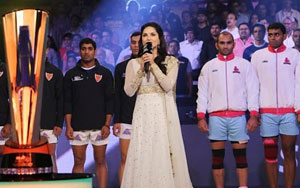 Sunny Leone Singing National Anthem Live at Pro Kabaddi