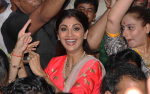 Shilpa Shetty's CRAZY Dance At Ganpati Visarjan!