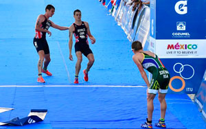 Alistair Brownlee Helps His Brother Over The Finish Line