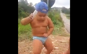 Funny Dancing Kid !