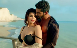 Presenting the behind the scenes of the steamy and romantic song Tum Mere Ho featuring Ihana Dhillon and Vivan Bhathena from the Bollywood movie `Hate Story IV`<Br>`Hate Story IV is directed by Vishal Pandyabeh