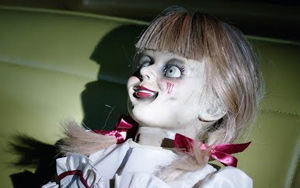 New trailer of upcoming American supernatural horror film Annabelle Comes Home. It`s based on the legend of the Annabelle doll. It serves as a sequel to 2014`s Annabelle and 2017`s Annabelle: Creation, and as the seventh installment in the Conjuring Universe franchise.<br>
Director: Gary Dauberman<bR>
Cast: Mckenna Grace, Madison Iseman, Katie Sarife, Patrick Wilson, Vera Farmiga, Stephen Blackehart, Steve Coulter, Paul Dean, Luca Luhan