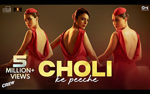 Choli Ke Peeche Song - Crew